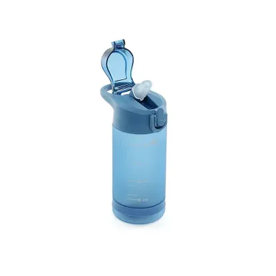 Squeeze plástico azul com capacidade de 550ml. Possui tampa rosqueável com bico de canudo - 1859065