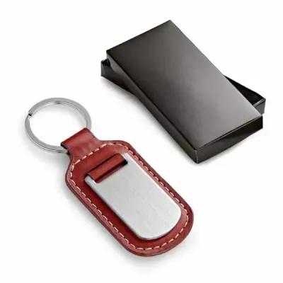 Chaveiro. Couro sintético e metal. Incluso caixa. 39 x 74 x 5 mm com logo personalizado