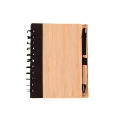 Bloco de anotações ecológico com caneta. Capa de bambu com uma faixa preta no lado esquerdo da ca...