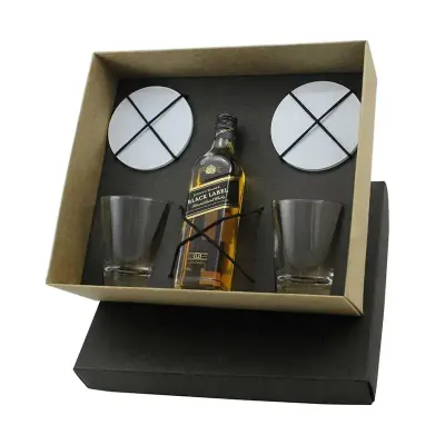 Kit whisky Johnnie Walker 200ml com 2 copos e 2 porta-copos