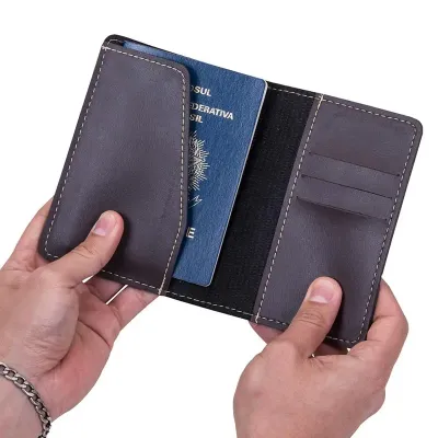 Porta passaporte com aba na cor marrom  - 208513