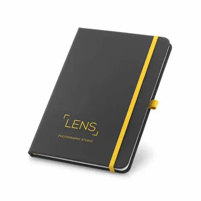 Caderno no preto com elástico amarelo