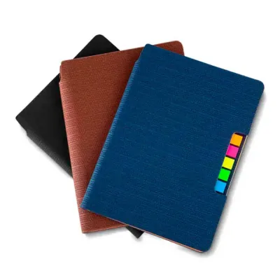Cadernos de anotações na cor marrom, azul e preto