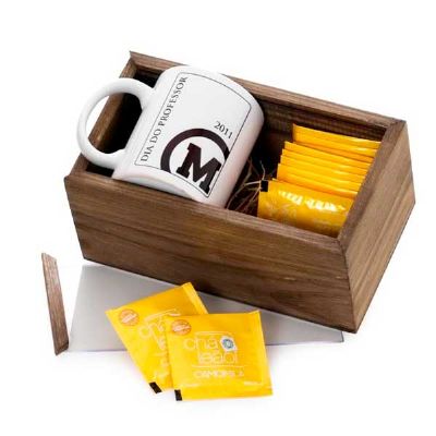 Kit chá com caneca e 5 sachês de chá em caixa de madeira envelhecida