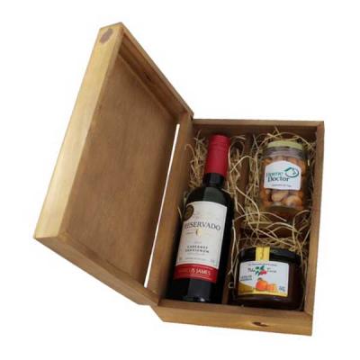 Kit vinho em caixa de madeira com vinho Santa Carolina, geleia e castanha.