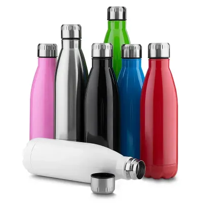 Garrafas em aço inox com capacidade de até 750 ml. Tampa rosqueável e anel de silicone para vedação