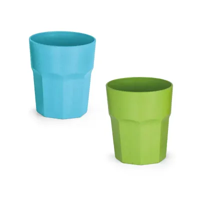Copos plásticos: azul e verde