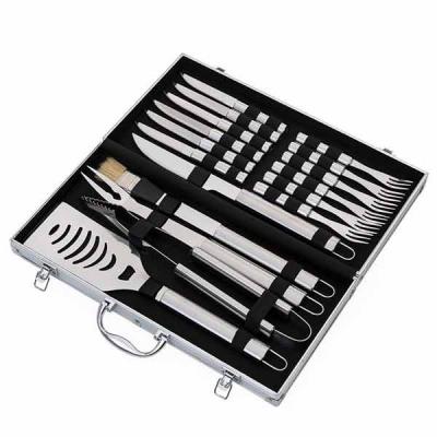Kit churrasco 17 peças em maleta de alumínio com relevo e placa central para personalização. Poss...
