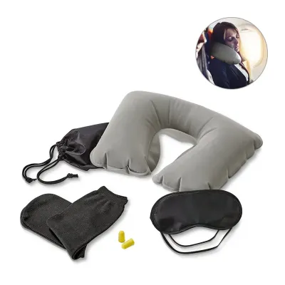 Kit de viagem composto por almofada de pescoço, máscara para dormir, tampões para ouvidos e 1 par de meias. - 1810556