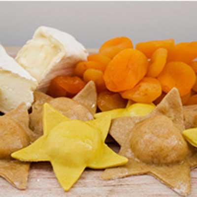 Estrela recheada de queijo brie com damascos
