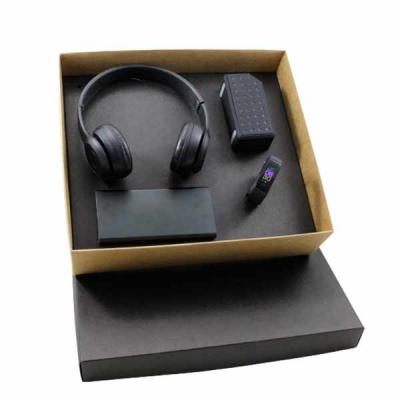 Kit Boas Vindas com one de ouvido Bluetooth, Powerbank, caixinha de som Bluetooth, relógio Smart com gravação nas peças e tampa da caixa.