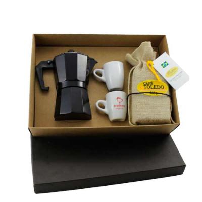 Kit Café com  cafeteira para três doses, Café Toledo 250g, duas xícaras de porcela par café e gravação nas peças e tampa da caixa