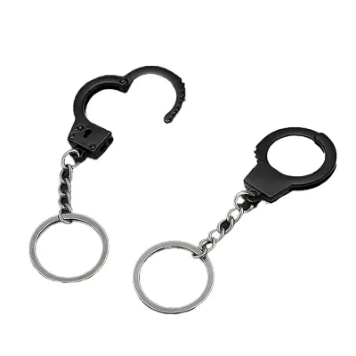 Chaveiro em metal com formato de algema
