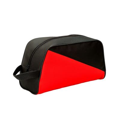 Porta-tênis confeccionado em poliéster 600 resistente à água. Possui alça de nylon para facilitar o transporte.