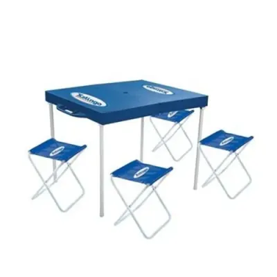 Mesa prática com banquetas