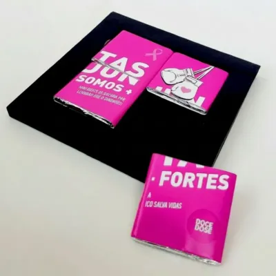 Brinde quebra-cabeça de chocolate personalizado para Outubro Rosa com 4 tabletes em caixa com tampa transparente.