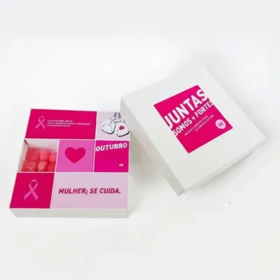 Caixa surpresa personalizada com doces para brinde corporativo Outubro Rosa