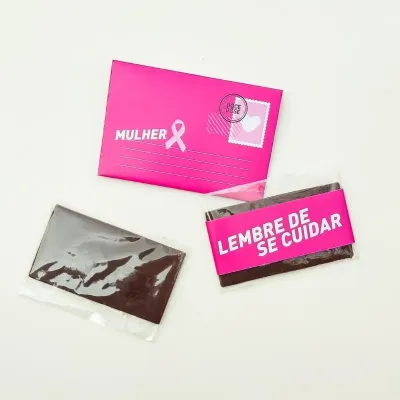 Carta de chocolate personalizada para Outubro Rosa com envelope e barra de chocolate, brinde corporativo para campanhas de conscientização.