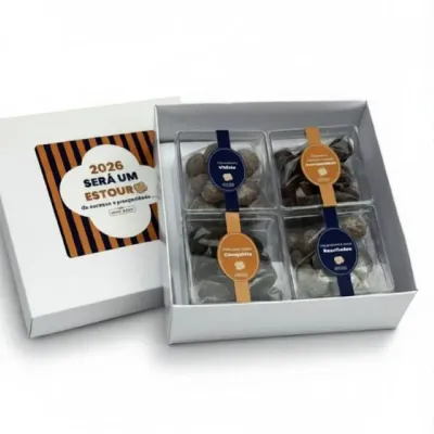 Kit de Pipoca Gourmet Personalizado com 4 sabores em embalagem premium para brindes corporativos, eventos e ações promocionais.