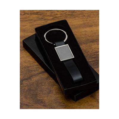 CHAVEIRO DE COURO COM DETALHE EM METAL