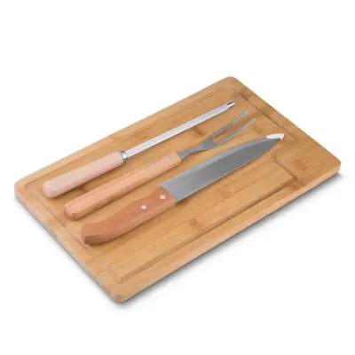 Kit churrasco 4 peças, contém: chaira, faca, garfo e tábua de bambu com canaleta. Obs.: os componentes de bambu e madeira podem apresentar diferentes tonalidades.
