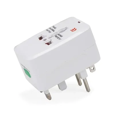 Adaptador universal branco em plástico resistente.