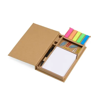 Bloco de anotações ecológico com autoadesivos coloridos, clips e mini caneta para mais praticidade no dia a dia.