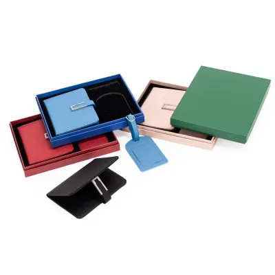 Apresentação das opções de cores do kit de viagem e da embalagem, destacando o acabamento e os detalhes metálicos.