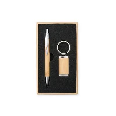 Kit Caneta e Chaveiro Bambu - Caixa aberta, mostrando a caneta e o chaveiro envoltos em sua proteção de espuma