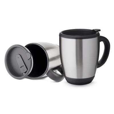 Caneca em Aço Inox de 450ml! Feita com aço resistente, possui alça de plástico para segurar confo...