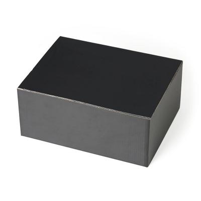 Caixa para Presente em papelão preto fosco com fundo automático. Superfície da caixa: papel 300g,...