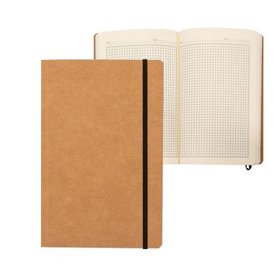Caderneta estilo Moleskine apresenta páginas quadriculadas e é produzida em material kraft, ofere...