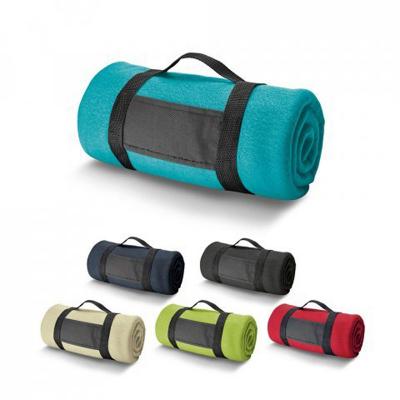 Manta em tecido polar (180 g/m²) com alça removível para facilitar o transporte.