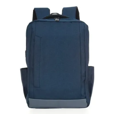 Conexão e estilo em movimento! A Mochila de Nylon USB 21L é o brinde tecnológico e espaçoso que vai colocar a sua marca na rotina do seu cliente