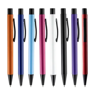 Com acabamento vibrante e de diversas cores, possui acionamento por clique, conta com carga esferográfica azul de 1.0 mm, 