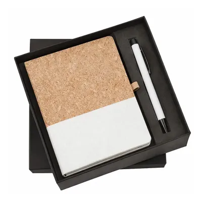 Kit em caixa de papel, caneta de metal, moleskine de cortiça