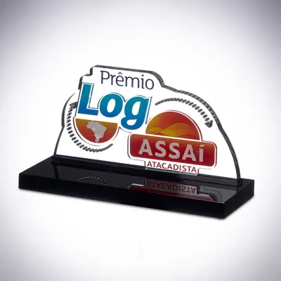 Troféus de acrílico personalizados da AD Plastic, celebrando parcerias e sucessos com design exclusivo para o Assaí Atacadista.