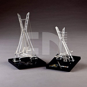 Troféu em acrílico preto e cristal ponte pensil