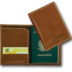 Porta-passaporte confeccionado em couro legítimo, sintético ou ecológico