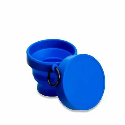 Copo retrátil 150ml de borracha termoplástica, possui tampa de encaixe com argola plástica.