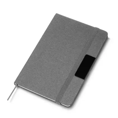 Caderno de anotações com placa de metal