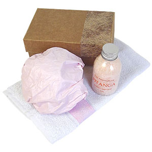Conjunto personalizado para banho com embalagem, touca de banho rosa, toalha de lavabo com detalhe rosa e sais de banho roma rosa.