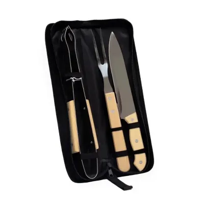 Kit churrasco formado por três itens em inox e detalhes em madeira