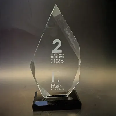 Troféu de cristal com gravação a laser interna