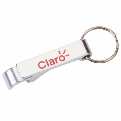 Chaveiro abridor em metal, cor prata. Tamanho total: 6,3 cm x 1,0 cm