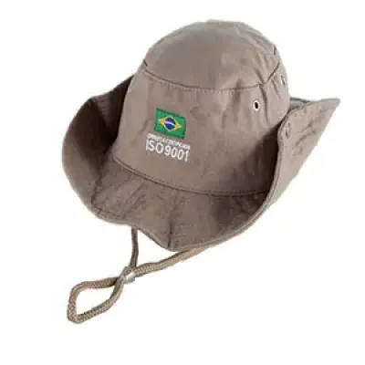 Com botões na aba e tira,com gravação em bordado ou silk.